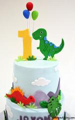 Baby Dinosaur Cake ! Dino Birthday Cake #babydinosaur #babydino #babydinoparty #happyfirstbirthday #tyrannosaurus #triceratops #stegasaurus #brontosaurus 02
