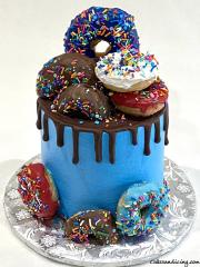 Crazy ‘bout Donuts #donutcake #chocolate #sprinkles #candymelts #chocolatedripcake #donuts #minidonuts #donutcrush 01