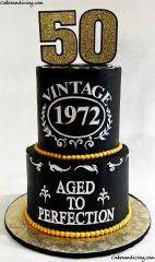 Happy Fiftieth Birthday #vintage #vintagecake #agedtoperfection #agedtoperfectioncake #vintagebirthday #madein1972 #fiftiethbirthday #birthdaycakeformen #blackandgoldcake 01