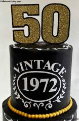 Happy Fiftieth Birthday #vintage #vintagecake #agedtoperfection #agedtoperfectioncake #vintagebirthday #madein1972 #fiftiethbirthday #birthdaycakeformen #blackandgoldcake 02