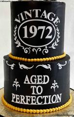 Happy Fiftieth Birthday #vintage #vintagecake #agedtoperfection #agedtoperfectioncake #vintagebirthday #madein1972 #fiftiethbirthday #birthdaycakeformen #blackandgoldcake 03