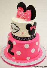 Minnie Mouse Birthday Cake #minniemouse #minniemousebow #disney #disneytheme #minniemouseface #polkadots #pinkandwhitecake #minniemouseears 02