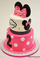 Minnie Mouse Birthday Cake #minniemouse #minniemousebow #disney #disneytheme #minniemouseface #polkadots #pinkandwhitecake #minniemouseears 02