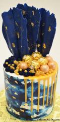 Royal Blue And Gold Drip Cake #golddripcake #royalblueandwhitecake #chocolatefan #ferrerorocher #goldcandies #goldleaves #dripcake 02