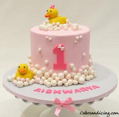 Rubber Ducky Cake #rubberducky #rubberduckybirthday #bubbles #firstbirthdaycake #babygirl #babygirlcake #bubblesandduck 01