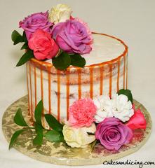 Semi Naked Vintage, Chic And Rustic Cakes Filled With Fresh Flowers #seminakedcake #freshflowers #rusticcake #dripcake #carameldrip 03