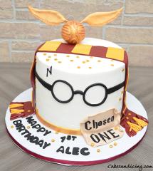 The Wizarding World Of Harry Potter Cake! #harrypotter #harrypottercake #wizardingworld #hogwartscake #goldensnitch #harrypotterglasses #chosenone #gryffindorcake 01