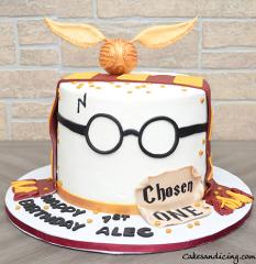 The Wizarding World Of Harry Potter Cake! #harrypotter #harrypottercake #wizardingworld #hogwartscake #goldensnitch #harrypotterglasses #chosenone #gryffindorcake 02