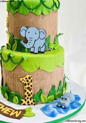 Welcome To The Jungle. First Birthday Cake #junglecake #jungletheme #junglethemecake #safariparty #safarianimals #fondantdecoration #3dlion #giraffe #lion #elephant #monkey 03