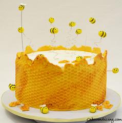 Honeycomb And Bee Theme Cake Buzzzzzzzzzzzzzzz #honeybeecake #honeycomb #honeycombcake #beethemecake #honey #fondantbees #firstbirthday 01