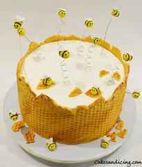 Honeycomb And Bee Theme Cake Buzzzzzzzzzzzzzzz #honeybeecake #honeycomb #honeycombcake #beethemecake #honey #fondantbees #firstbirthday 02